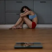 «Mia figlia rifiuta di venire a tavola». Quando e perché chiedere aiuto