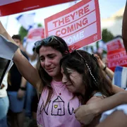 Tel Aviv, abbracci e lacrime per gli ostaggi: il racconto