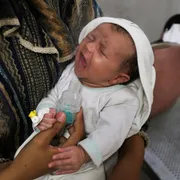 A Gaza 5 lettere sul braccio dicono se un bimbo ha perso tutto