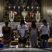 L'adorazione durante l'incontro dei giovani italiani con papa Francesco in preparazione al Sinodo