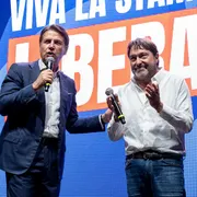 Giuseppe Conte e Sigfrido Ranucci sul palco della manifestazione di Roma