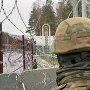 La Lituania alle prese con la guerra ibrida blinda il confine con la Bielorussia