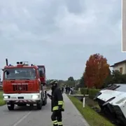 Scontro bus studenti e auto, un morto e 12 feriti