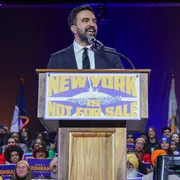 La corsa di Mamdani a sindaco di New York e gli ostacoli piazzati dalla (sua) sinistra