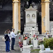 Disperdere le ceneri dei defunti o conservarle in casa: cosa dice la Chiesa