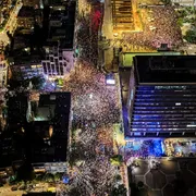 Nella fotografia, presa dall'alto da un drone, si vedono centinaia di migliaia di israeliani radunati di sera in Piazza Rabin a Tel Aviv per ricordare i 30 anni dall'assassinio del premier Yitzhak Rabin
