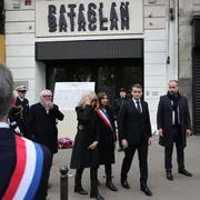 Macron e la moglie Brigitte davanti al Bataclan