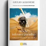Il primo piano di un uomo africano in abiti tribali da cerimonia, con un ampio mantello giallo. Sopra, il titolo: "Afriche, inferno e paradiso"