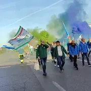 I lavoratori dell'ex Ilva di Taranto in strada