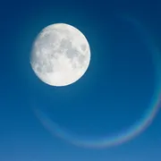 Sì, è proprio vero: la letteratura è inutile. Come la Luna