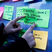 I post-it sul camper rosa della Polizia di Stato per promuovere la campagna contro la violenza di genere “…Questo non è amore”, in occasione della Giornata internazionale per l’eliminazione della violenza contro le donne /ANSA