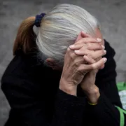 Un donna anziana sola, per strada