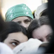 Più che ascoltare i giovani, serve esserci per loro