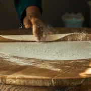 Friabili e discreti, come un sottile strato di pasta
