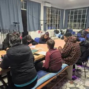 Un momento di confronto tra i ragazzi durante i laboratori di scrittura con il rap organizzati allo Spazio Nòva di Novara