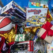 Centomila regali ai bimbi in difficoltà: come funziona il “giocattolo sospeso”