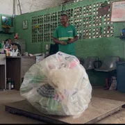 Una grande balla di plastica trasparente poggiata su una larga bilancia
