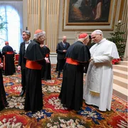 Le belle parole del Papa a Curia, dipendenti vaticani e preti