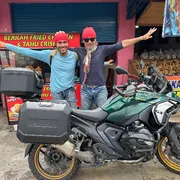 Tremila km in moto in Indonesia per battere l'autismo con la meraviglia