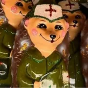 Alcune delle decorazioni natalizie vendute in Russia per gli alberi di Natale