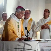 Il vescovo di Sion Jean-Marie Lovey durante la Messa di ieri per le vittime di Crans-Montana