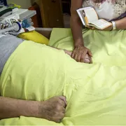 Possiamo imparare ogni giorno come stare accanto a chi muore
