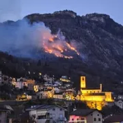 Si perde nei boschi e accende un fuoco. Ma scatena un incendio