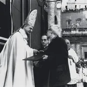 Papa Paolo VI e Jacques Maritain durante la cerimonia di chiusura del Concilio Vaticano II, l’8 dicembre 1965