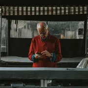 Un anziano signore col suo smartphone