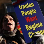 Il docente: «Il popolo iraniano ha bisogno di aiuto, questo è il momento»