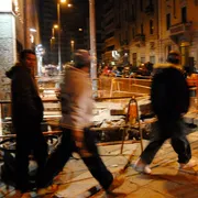 Un gruppo di ragazzi per le strade di Milano