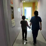 Un bambino seguito in una struttura dedicata