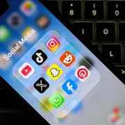 Lo schermo di uno smartphone, con le app dei social network più diffusi tra gli adolescenti