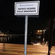 A Monfalcone fa discutere il cartello "Vietato sedersi"