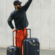 Quelle valigie ammaccate che restituiscono al turista il gusto sereno del viaggio