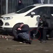 Askatasuna, l'immagine choc dell'agente picchiato. Il rischio disordini era noto da giorni