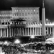 La sera delll'11 ottobre 1962 papa Giovanni XXIII si affacciò per salutare la folla che riempiva piazza San Pietro al termine della prima giornata del Concilio