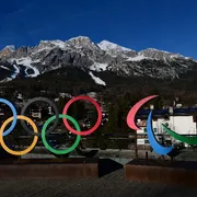 La fiamma di Olimpia si specchia sul ghiaccio