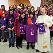 Papa Leone XIV con i giovani “ambasciatori” della Rete Talitha Kum durante l'udienza generale, 4 febbraio 2026 / Vatican Media