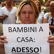 Una fiaccolata a sostegno dei genitori di Bibbiano nel 2019