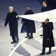Filippo Grandi (il primo portabandiera a sinistra) durante la Cerimonia inaugurale