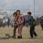 «Prima i bambini!»: perché ci insegnano che possiamo sperare