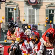 Coriandoli? No, al Carnevale di Ivrea si lanciano le arance