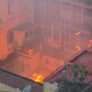 Le fiamme, il crollo della cupola, il dolore di Napoli: il teatro Sannazaro non c'è più