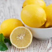 Come spruzzi di energico limone