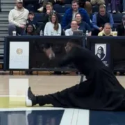 Il prete, la breakdance  e la talare corta: quando l'abito fa "pop"