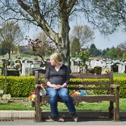 Una giovane donna sola, al cimitero
