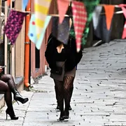 «Paga le tasse»: così la prostituzione si trasforma in "lavoro"?