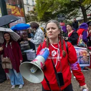 L’attivista Claire Bourdille durante una manifestazione del Collettivo infantista in Francia