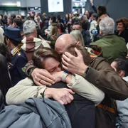 È atterrato il volo da Abu Dhabi che ha riportato a casa 200 studenti italiani da Dubai, dove da sabato sono avvenuti bombardamenti dopo l'attacco di Usa e Israele all'Iran / ANSA